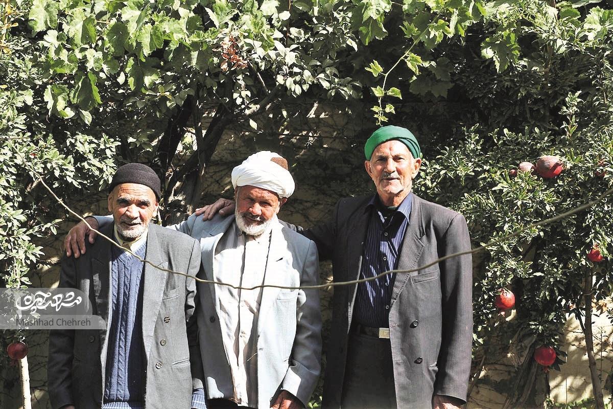 حاج حسن شاهدی و رفقا تاریخ شفاهی محله وکیلآباد هستند حاج حسن شاهدی و رفقا تاریخ شفاهی محله وکیلآباد هستند