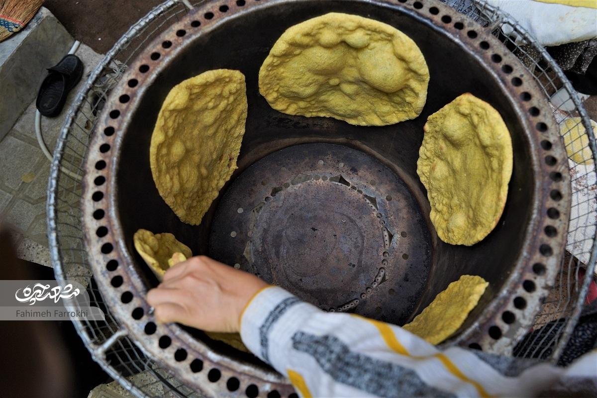 بانوی ۷۰ ساله محله امیرالمؤمنین (ع)برای زنده نگه‌داشتن یاد شهدا، ابتکار به خرج دادعطر نذری در تنور مادربزرگ