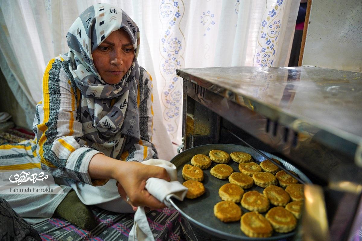 بانوی ۷۰ ساله محله امیرالمؤمنین (ع)برای زنده نگه‌داشتن یاد شهدا، ابتکار به خرج دادعطر نذری در تنور مادربزرگ