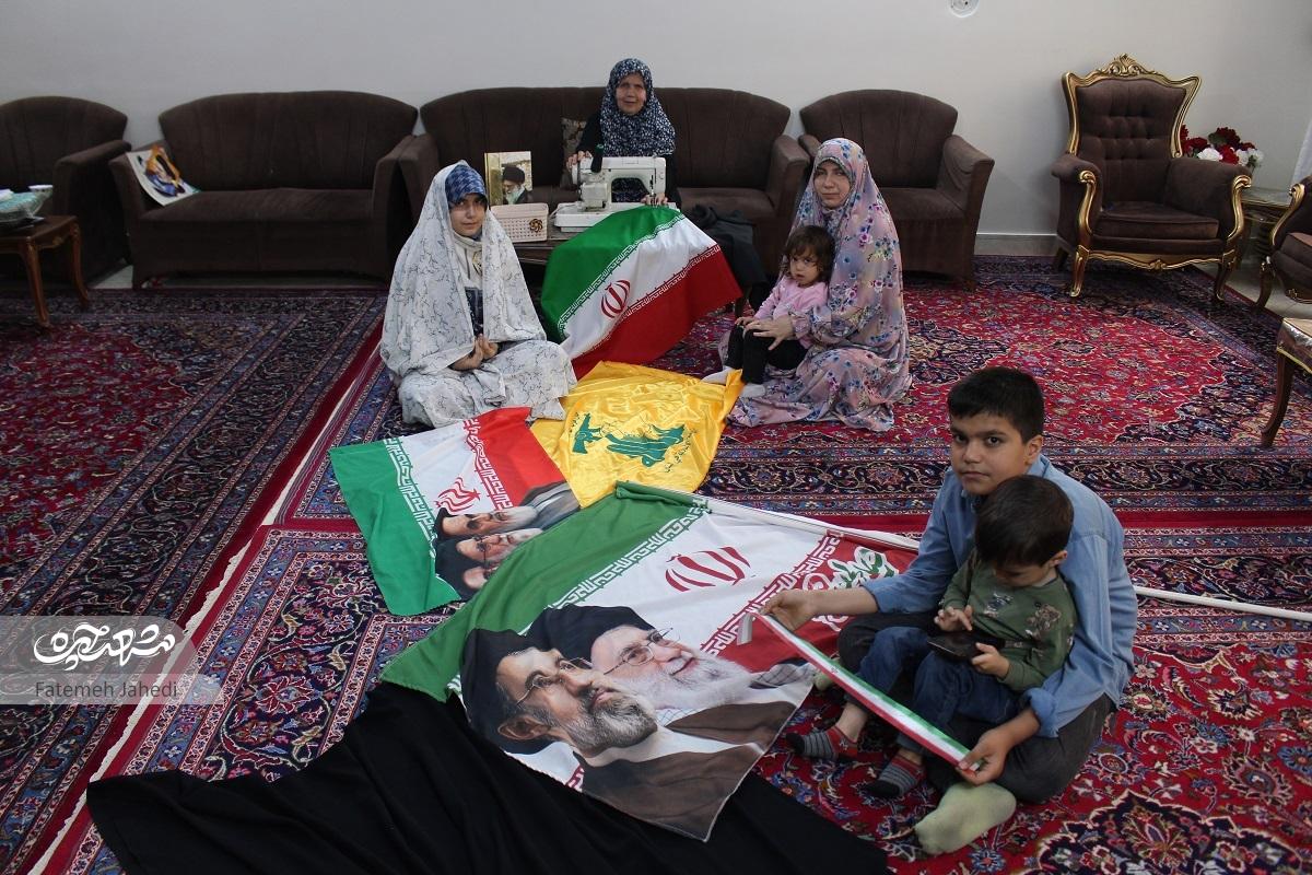 همدلی سه نسل از خانواده عطیه حسینی در دوخت پرچم ایران همدلی سه نسل از خانواده عطیه حسینی در دوخت پرچم ایران