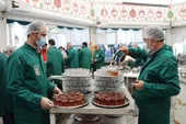 میزبانی قائمشهری&zwnj;ها با چای و بهارنارنج در حرم امام رضا(ع)
