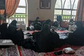 بانوان محله فاطمیه برای سیاه&zwnj;پوش&zwnj;کردن کوچه&zwnj;ها پای کار آمدند