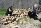 این زوج سالخورده&zwnj; با فروش آجر روزگار می&zwnj;گذرانند