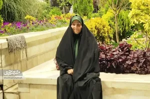 چراغ سوادآموزی محله اسماعیل‌آباد را بی‌بی‌اشرف روشن کرد