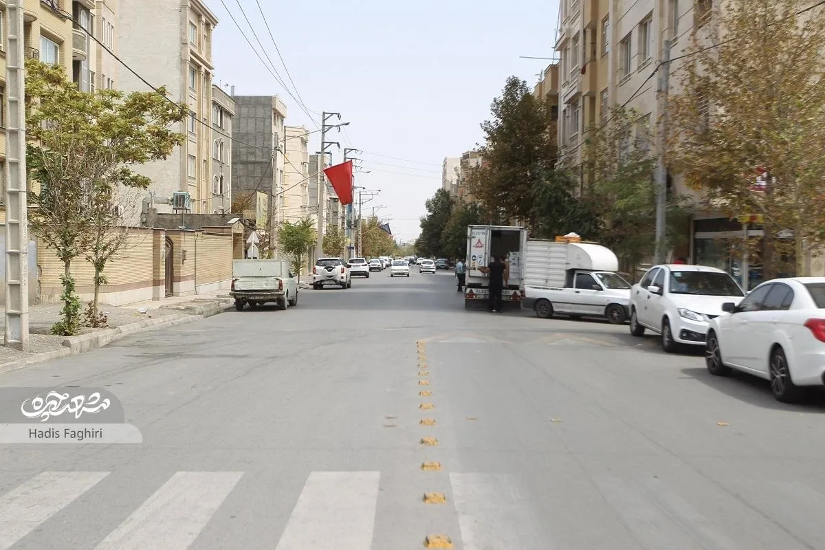 معبری در محاصره زمین‌های رهاشده