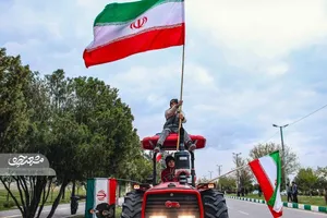 رژه تراکتورها در بولوار شاهنامه برای حمایت از میهن