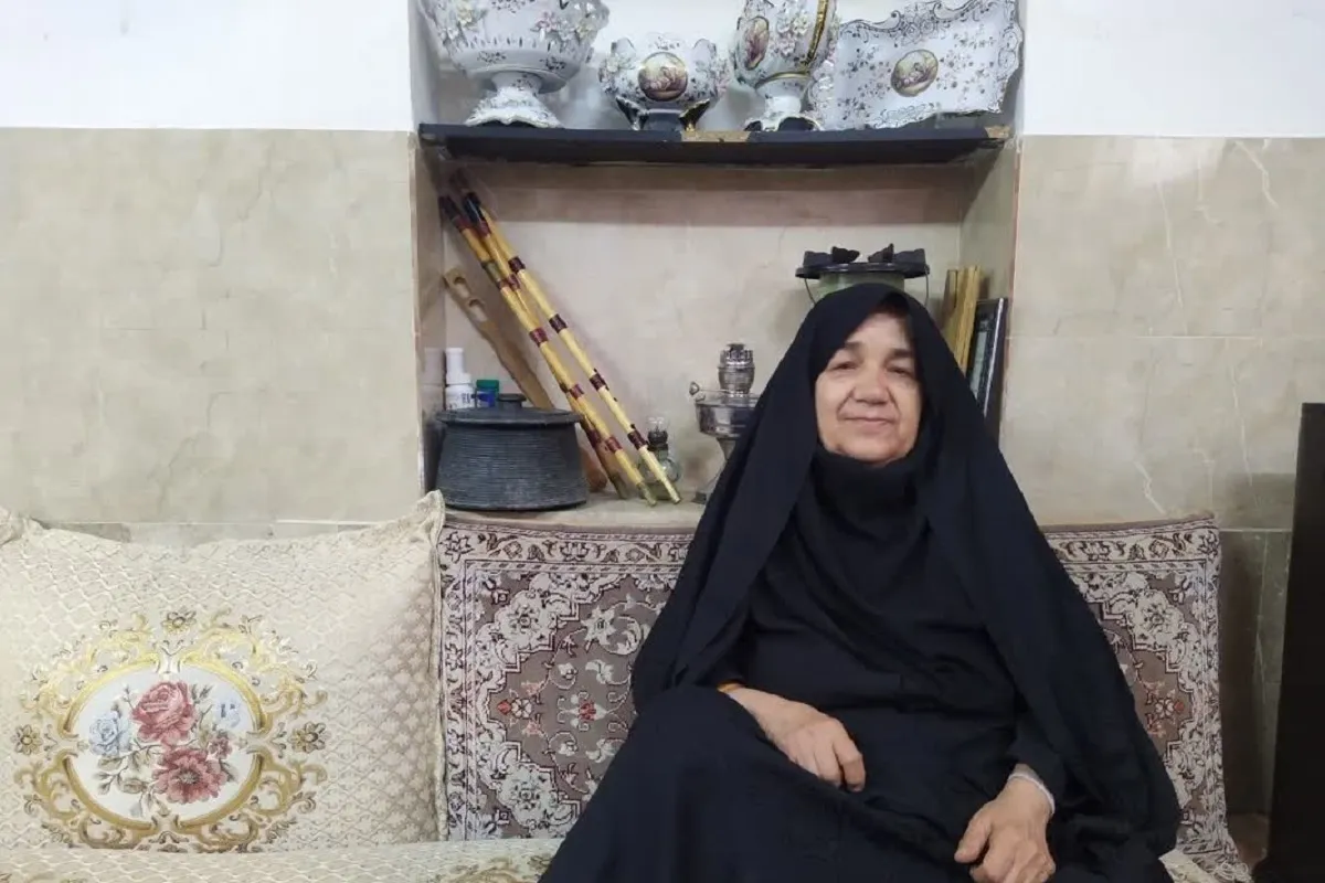 کمک بهیار مهربان برای سلامتی بیماران نماز می‌خواند