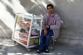 مصطفی و دکه&zwnj;اش، چراغ خیابان ویلا است