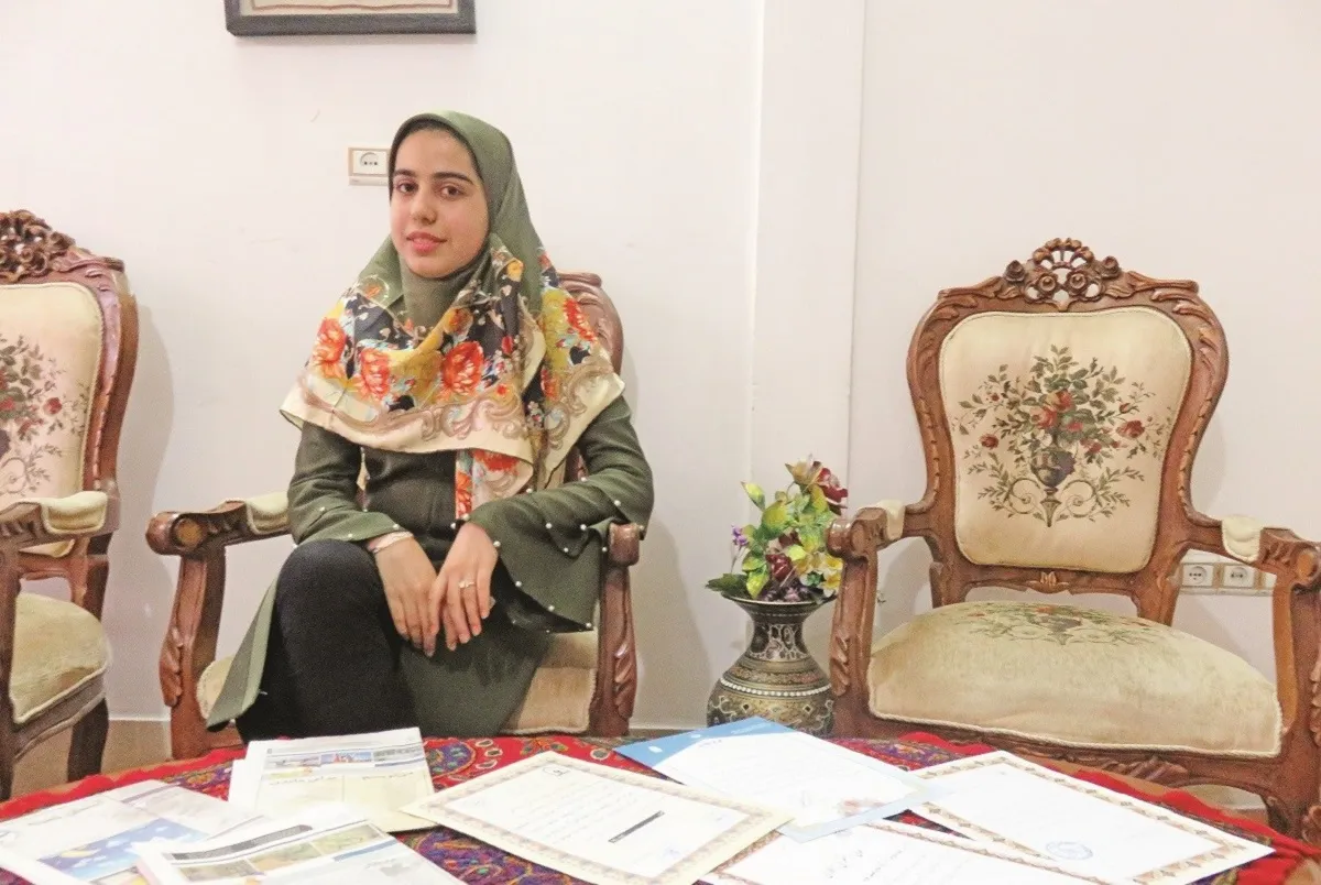 آیدا پاکزاد، نوجوان ساکن محله خاتم‌الانبیا از شعرهایش می‌گوید
