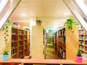 کتابخانه امامین همامین؛ پاتوقی برای طلاب حوزه