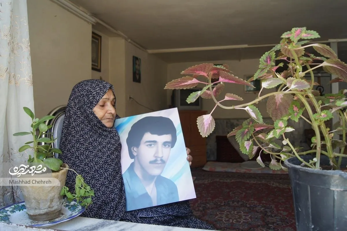 یک پلاک تنها یادگاری مادر غلامرضا ایزدی از فرزند شهیدش است