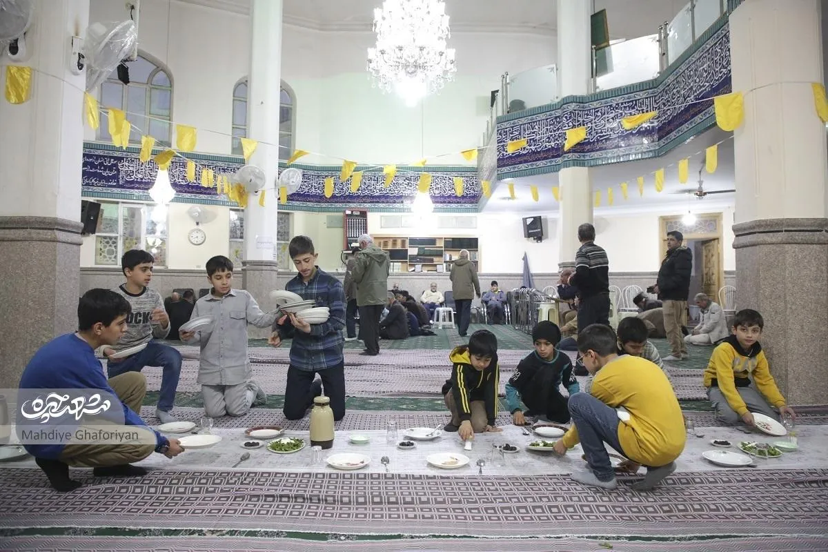 افطاری دسته جمعی اهالی محله آب و برق