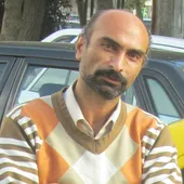 کتابخانه سیار در تاکسی آقای شیدایی