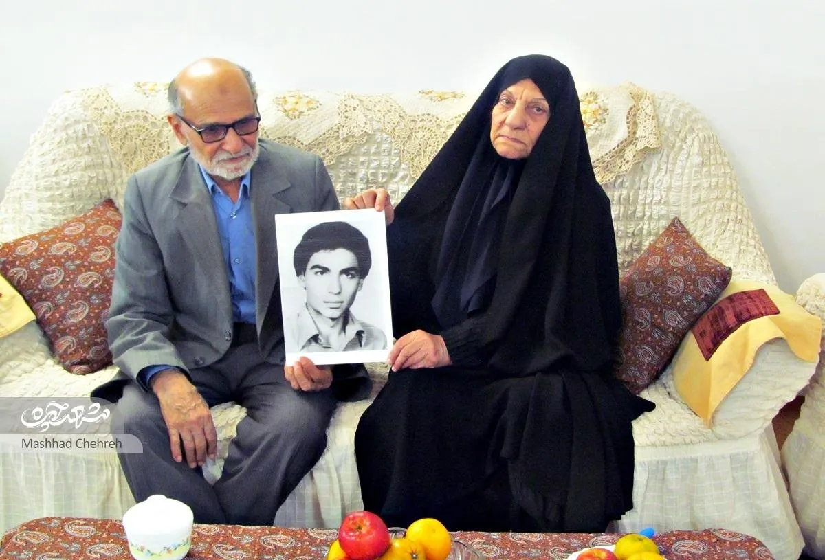 پدر و مادر شهید موسوی هرهفته مزار شهدا را شستشو می‌دهند