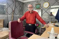 آرایشگاه دایی‌جواد در پایین‌خیابان؛ سلمانی موسپیدکرده‌هاست