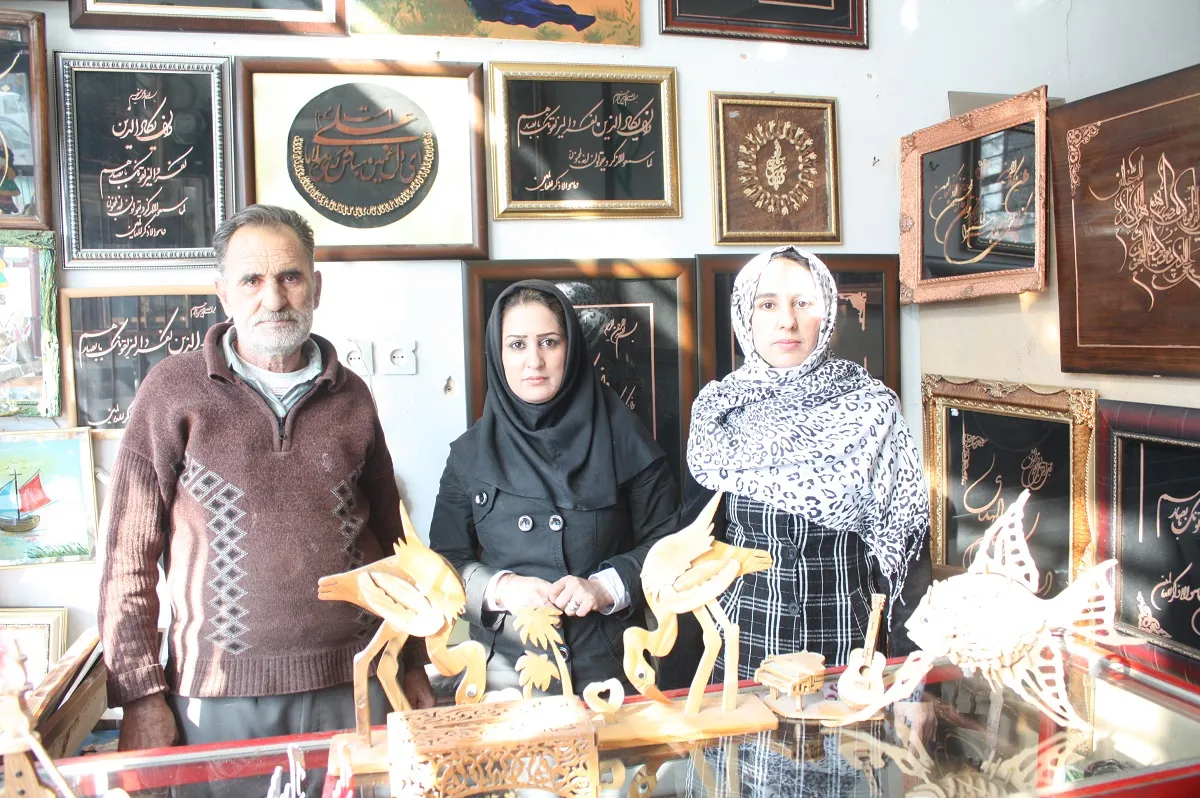 خانواده هنرمند معرق کار در محله سیدی