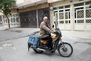 ناصر آقا، کلیددار صندوق‌های زرد پستی بود