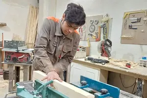 دانش‌آموز هنرستانی، کارگاه چوب راه انداخته است