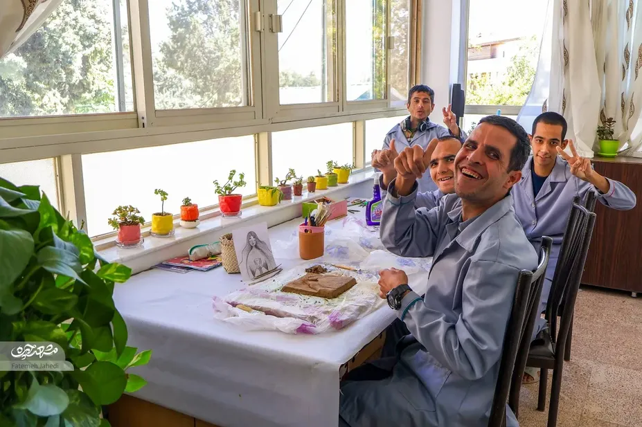 هنرمندان معلول آسایشگاه شهید بهشتی به اشیا جان می‌دهند