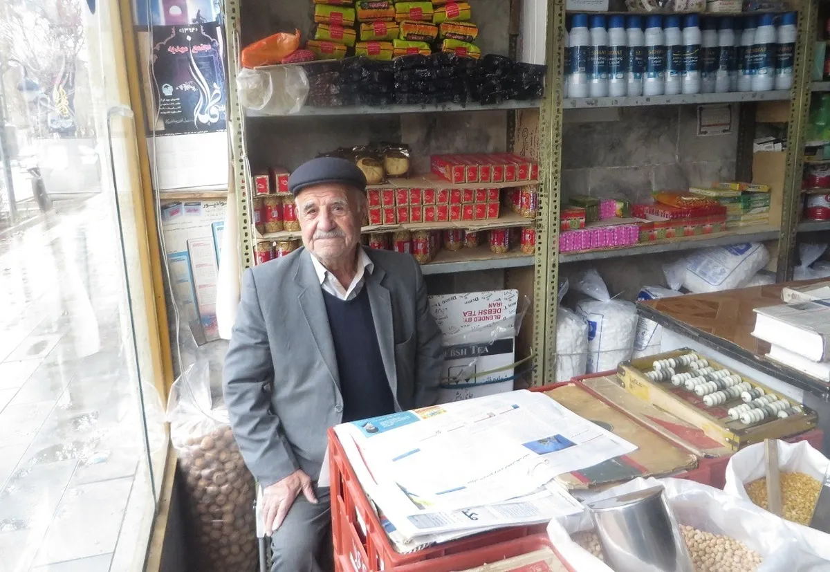 چراغ بقالی قدیمی محله امام خمینی (ره) هنوز روشن است
