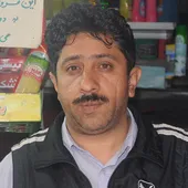 امیر آقا در مغازه&zwnj;اش یک سماور بزرگ برای رفتگرها دارد