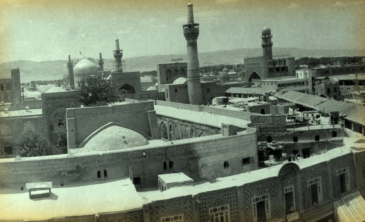 سادات موسوی مهاجرانی که متولی حرم مطهر رضوی بودند