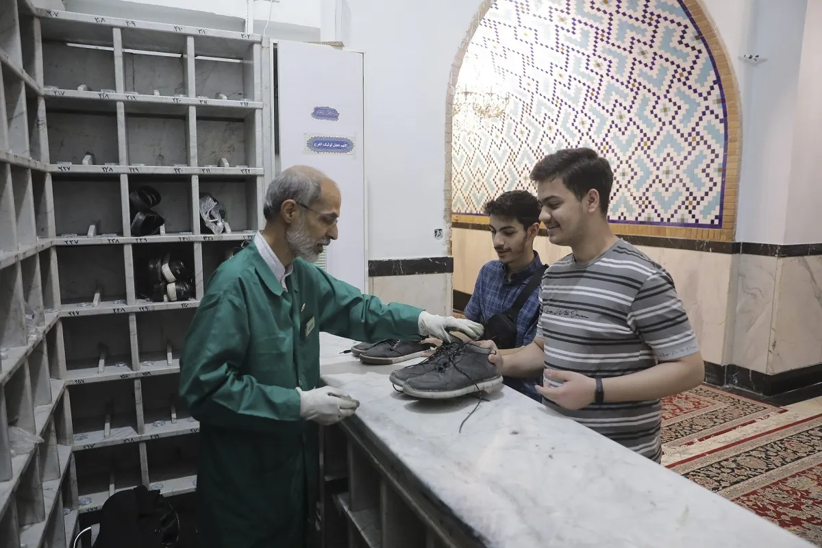 خادمان کفشدار، زائر را قبل و بعد از زیارت می‌بینند