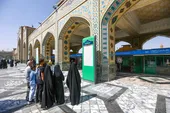 اخلاص زائران دل&zwnj;شکسته مقابل تابلو &laquo;اذن ورود&raquo;