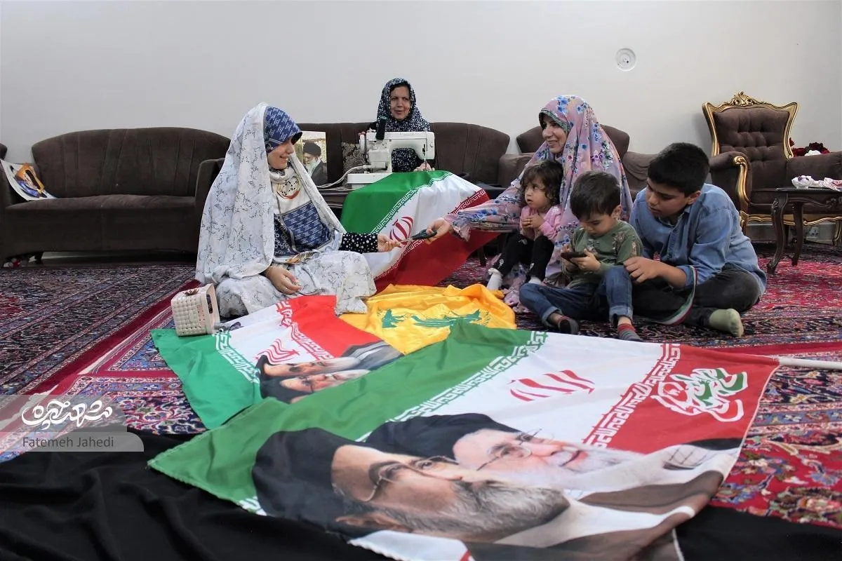 همدلی سه نسل از خانواده در دوخت پرچم ایران