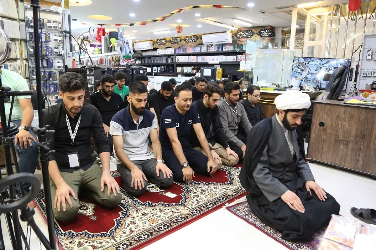 اقامه نماز اول‌وقت در یک مجموعه تجاری
