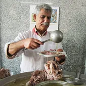 محمد&zwnj;حسن نوری از کله&zwnj;پزهای قدیمی مشهد است