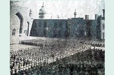احترام نظامی سوگواران حسینی در حرم امام رضا(ع)