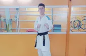 تلاش کاراته&zwnj;کار نوجوان برای برداشتن موانع