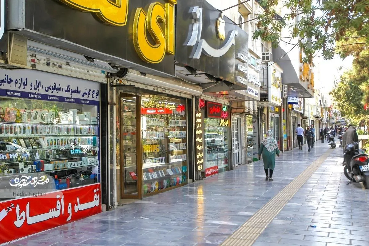 موبایل فروش‌های آزادشهر، پشت خط فروش