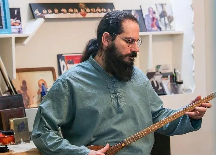 مهدی کهیازی نوازنده دوتار