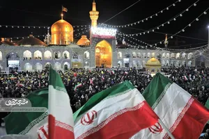 زائران عزادار در غم شهادت آیت‌الله خامنه‌ای راهی حرم‌رضوی شدند