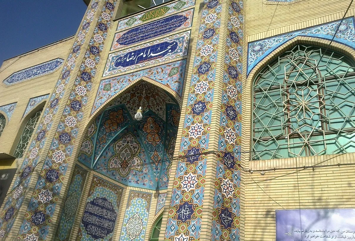 مسجد امام رضا(ع) در محله رضاشهر هم باشگاه ورزشی دارد و هم درمانگاه