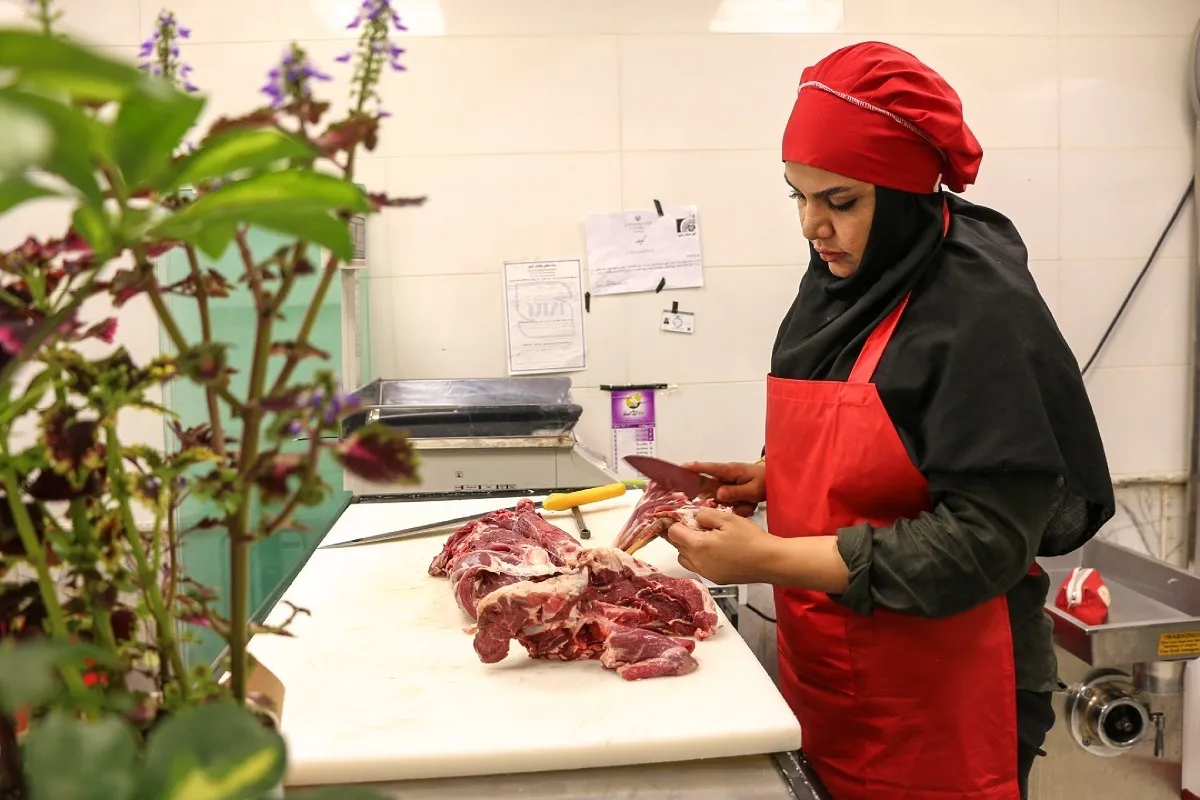 ساطوری کردن گوشت در مغازه «خانوم قصاب»