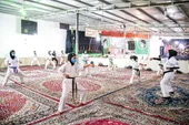 پای رویای دختران ایستاده&zwnj;ام 