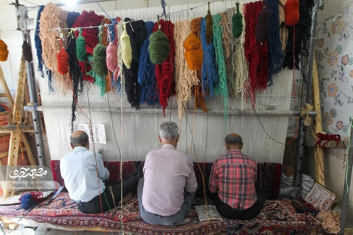 بارِ زندگی، پیرمرد‌ها را پای دار قالی نشانده