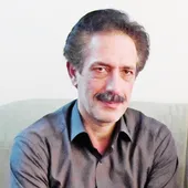 از تریبون&zwnj;داری در مدرسه تا اجرا در تلویزیون