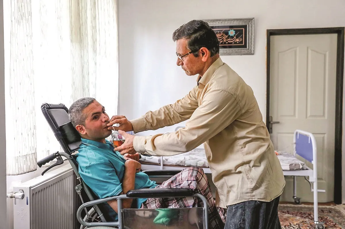 جانبازی که پرستار پسر و همسرش شد