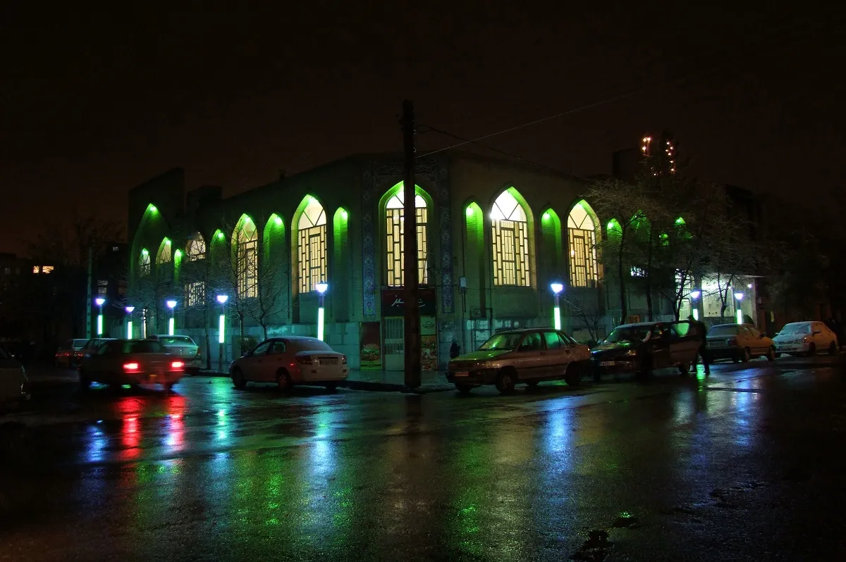 نمازگزاران مسجد حضرت رقیه برای آبادی محله‌شان آستین بالا می‌زنند