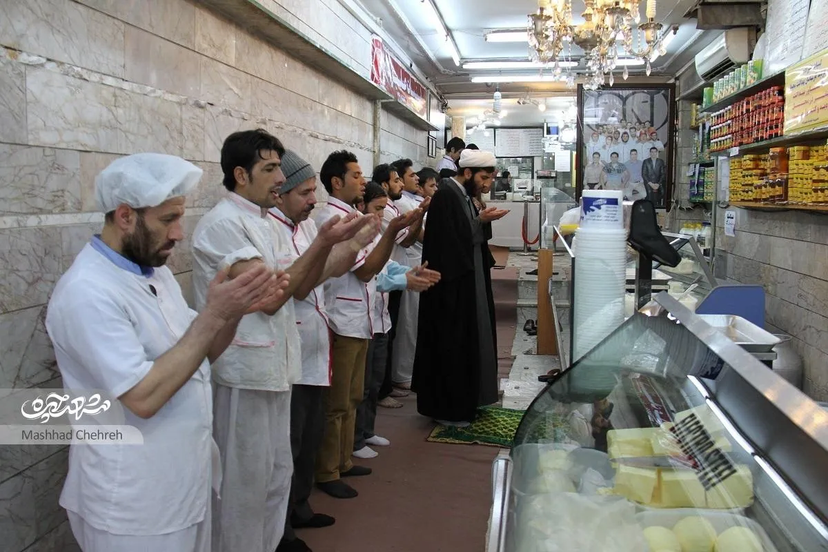اقامه نماز جماعت در لبنیاتی محله عنصری