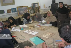لیلا حقیقی مربی خط و نقاشی و معرق‌کاری معلولان است
