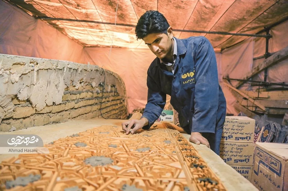 معرق‌کاری روی کاشی هنر خانوادگی ثابت مقدم است