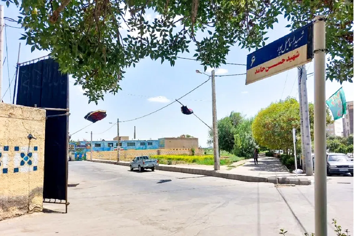 کوچه مجتمع خدمات خودرویی در محله حسین‌آباد