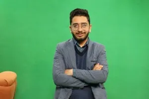 مجری‌گری برای مهدی کامکار از خدمت به زائران پیاده شروع شد