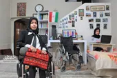 سهیلا اسحاق&zwnj;نیا روی ویلچر طرح سوزن&zwnj;دوزی می&zwnj;زند