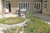 خانم «گلکار» در تفکیک زباله و پرورش گل نمونه است